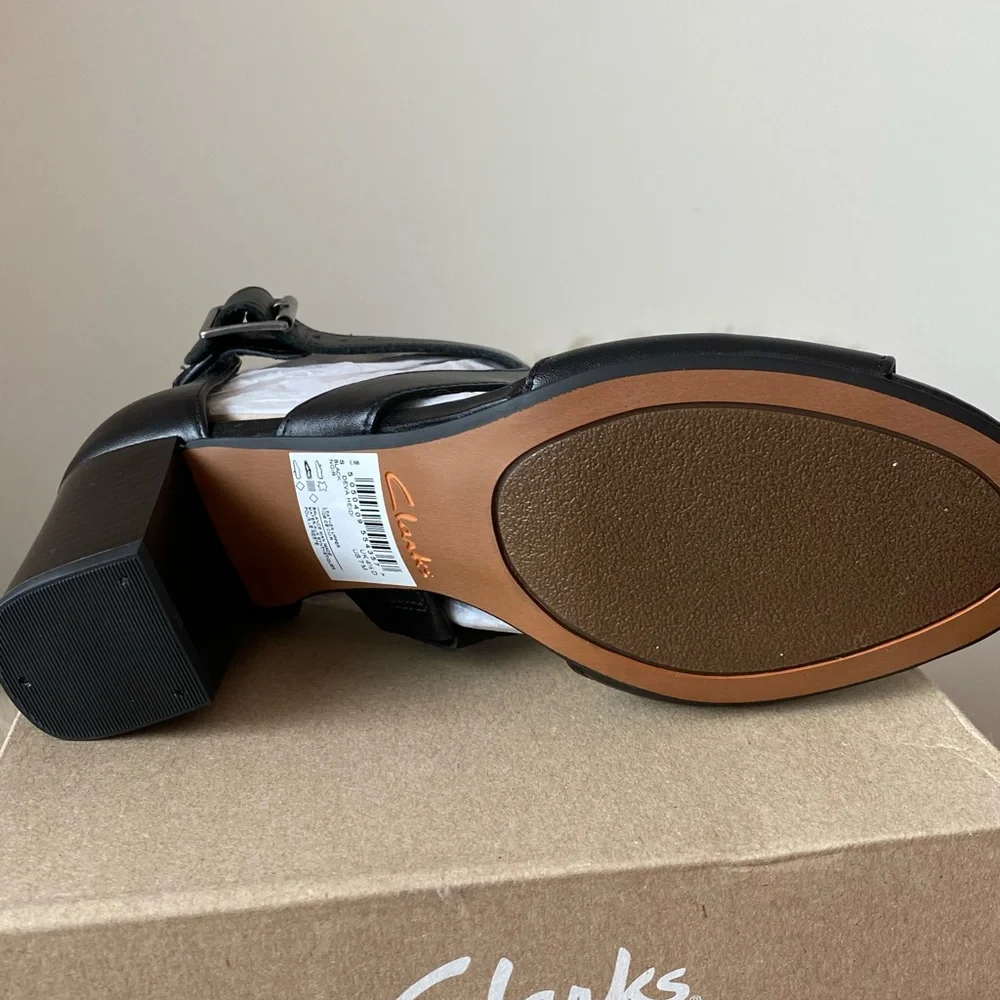 NIB Clarks Sandals - Picture 2 of 2